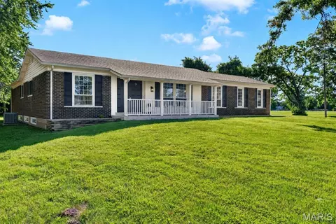 9 Edinburg Ct, Florissant, MO 63033