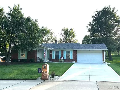 417 Iron Warrior Ln, Manchester, MO 63011