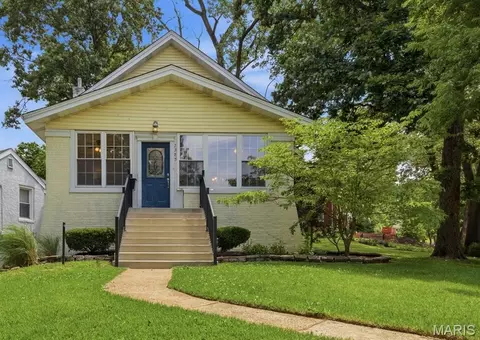 7385 Arlington Dr, Saint Louis, MO 63117