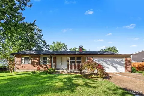 960 N Park Ln, Florissant, MO 63031