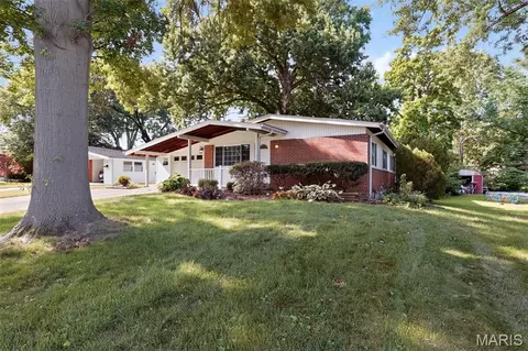 2560 Suffolk Pl, Florissant, MO 63033