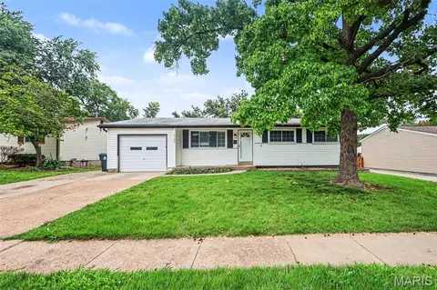 1725 Yaqui Dr, Florissant, MO 63031