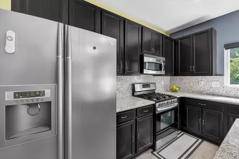 Kitchen - 567 Brook Meadow Dr, Ballwin, MO 63021 photo 5 of 6