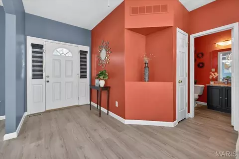 Entry Way - 567 Brook Meadow Dr, Ballwin, MO 63021 photo 3 of 4