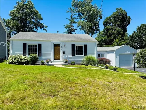 849 Glendower Dr, Kirkwood, MO 63122