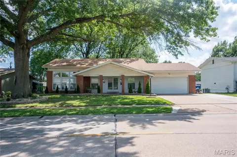 534 Coach Light Ln, Hazelwood, MO 63042