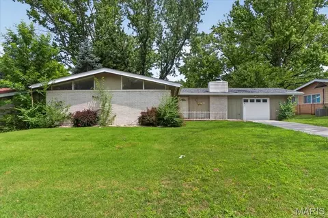 2445 Allen Dr, Florissant, MO 63033