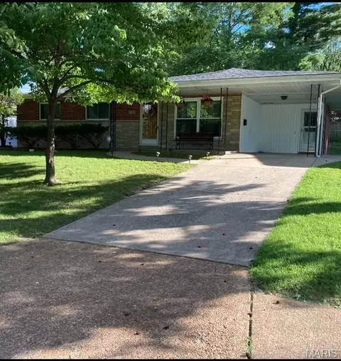 1790 Bobbinray Ave, Florissant, MO 63031