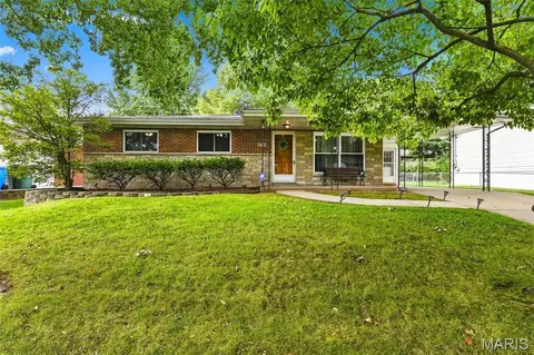 1790 Bobbinray Ave, Florissant, MO 63031