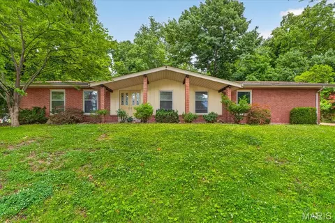 39 Grand Circle Dr, Maryland Heights, MO 63043