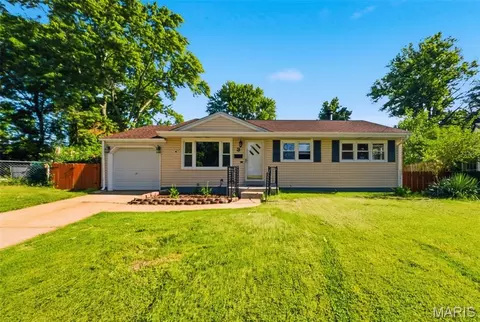 3 Mullanphy Ct, Florissant, MO 63031