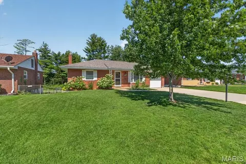 10025 Shapfield Ln, Saint Louis, MO 63123