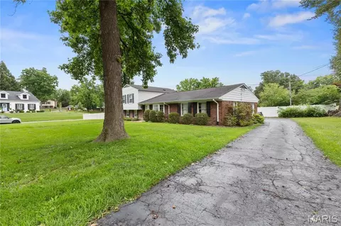 Exterior - 952 Bridgeport Dr, Ballwin, MO 63011 photo 4 of 10