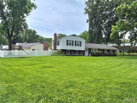 Exterior - 952 Bridgeport Dr, Ballwin, MO 63011 photo 2 of 10