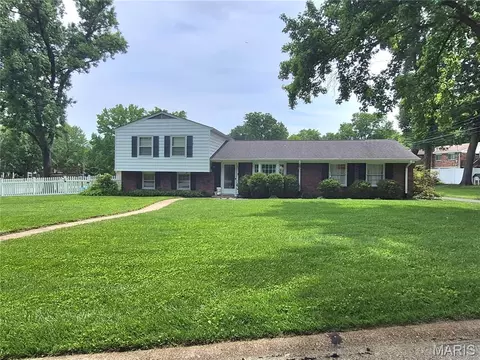952 Bridgeport Dr, Ballwin, MO 63011