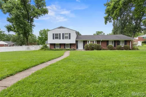 Exterior - 952 Bridgeport Dr, Ballwin, MO 63011 photo 3 of 10