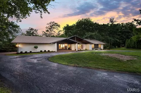 15 Meadowbrook Country Club Est, Ballwin, MO 63011