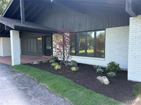 15 Meadowbrook Country Club Est, Ballwin, MO 63011