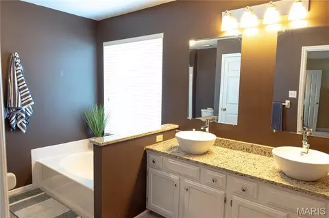 Bath - 17181 Elm Trail Dr, Eureka, MO 63025 photo 2 of 6