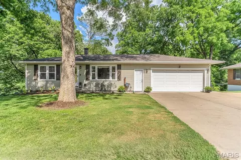 2 Pasadena Dr, Fairview Heights, IL 62208
