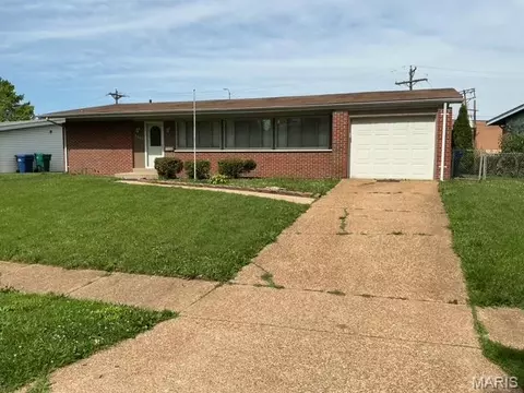 1665 Turf Ln, Florissant, MO 63033