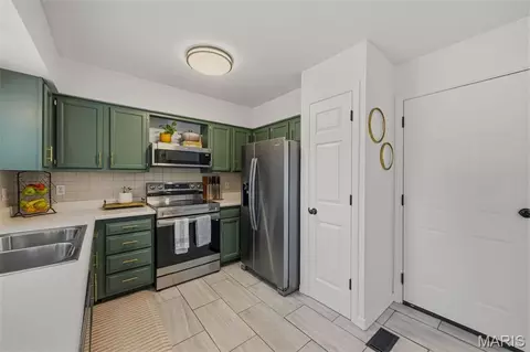 Kitchen - 834 Spring Hill Farm Dr, Ballwin, MO 63021 photo 2 of 2