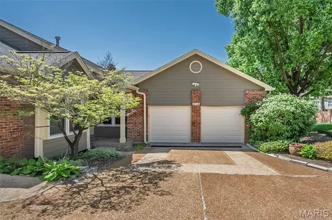 14316 Willow Spring Hill Dr, Chesterfield, MO 63017