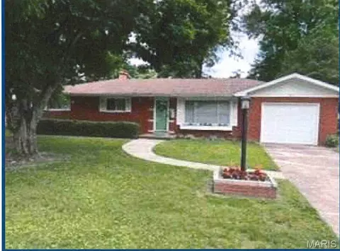302 Crestwood Dr, Collinsville, IL 62234
