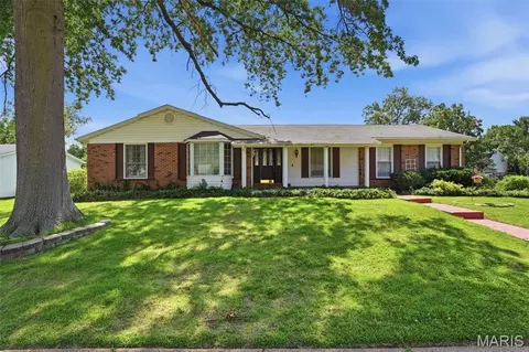 2900 Heatherton Dr, Florissant, MO 63033
