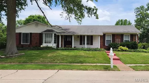 2900 Heatherton Dr, Florissant, MO 63033