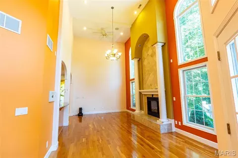 Living - 1025 Cobblestone Dr, Rolla, MO 65401 photo 2 of 10