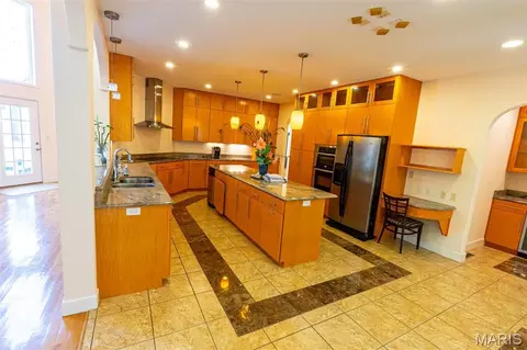 Kitchen - 1025 Cobblestone Dr, Rolla, MO 65401 photo 3 of 9