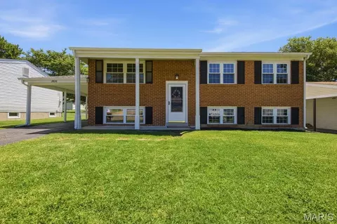2826 Cherry Point Ln, Maryland Heights, MO 63043