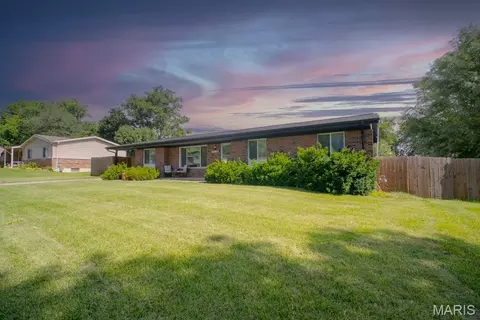 9621 Mesa Dr, Saint Louis, MO 63132