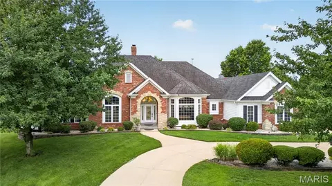 2325 Sterling Pointe Dr, Chesterfield, MO 63005