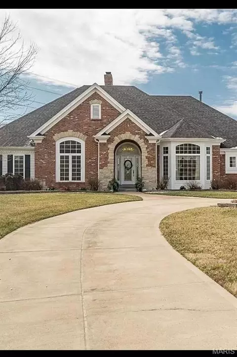 2325 Sterling Pointe Dr, Chesterfield, MO 63005