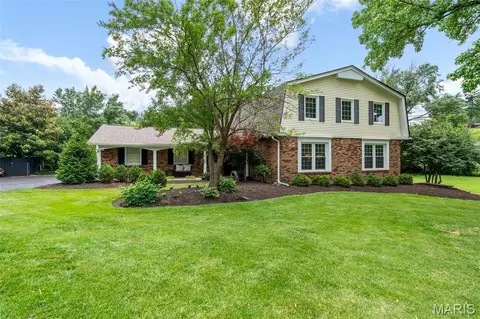 12226 Royal Valley Dr, Creve Coeur, MO 63141