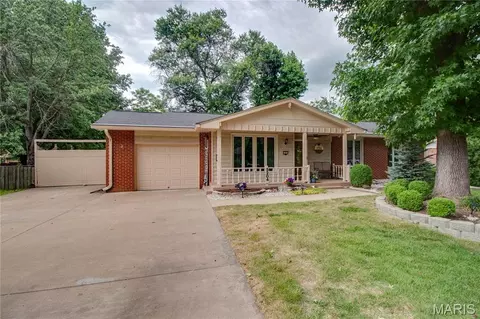 5204 River Aire Dr, Godfrey, IL 62035