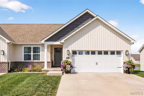 820 Applewood Creek Dr, Fairview Heights, IL 62208