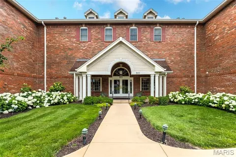 561 Sarah Ln #303, Creve Coeur, MO 63141