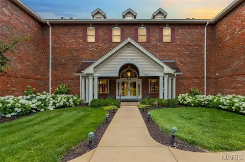 561 Sarah Ln #303, Creve Coeur, MO 63141