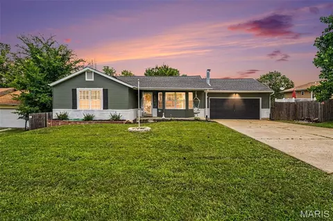 717 Walnut Ridge Dr, Fenton, MO 63026