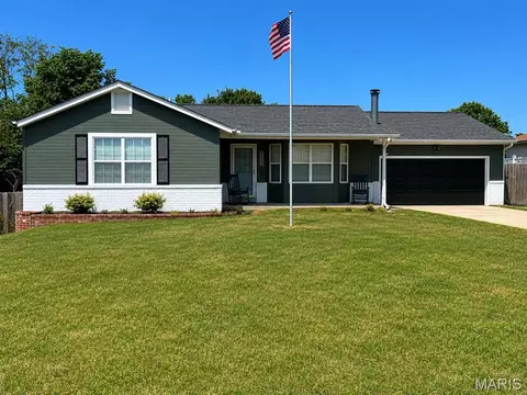 717 Walnut Ridge Dr, Fenton, MO 63026