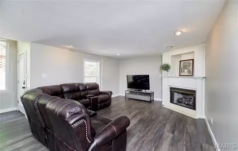 Living - 16873 Enderbush Ln, Eureka, MO 63025 photo 5 of 6