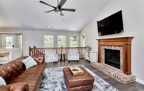 Living - 16873 Enderbush Ln, Eureka, MO 63025 photo 2 of 6