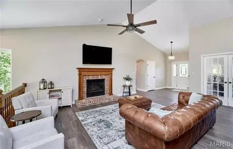 Living - 16873 Enderbush Ln, Eureka, MO 63025 photo 4 of 6