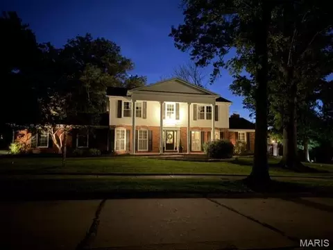 607 Lampadaire Dr, Creve Coeur, MO 63141