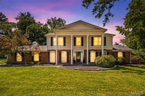 607 Lampadaire Dr, Creve Coeur, MO 63141