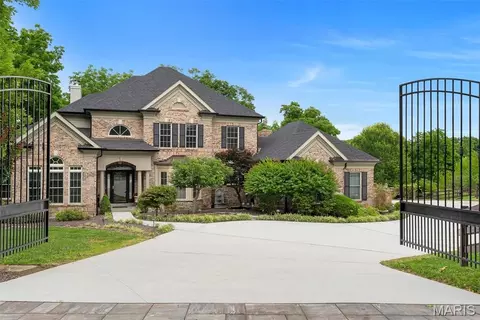 17 West Dr, Chesterfield, MO 63017