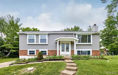 241 Valleyoak Ct, Ballwin, MO 63021